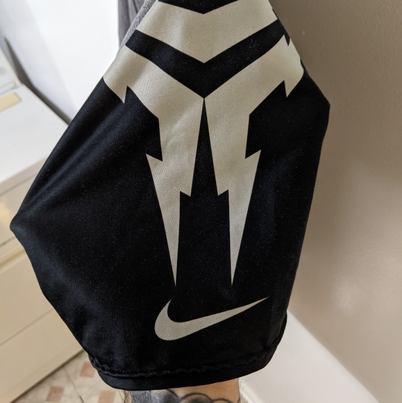 Vintage NIKE compression shirt.  Size XL. - Picture 3 of 4